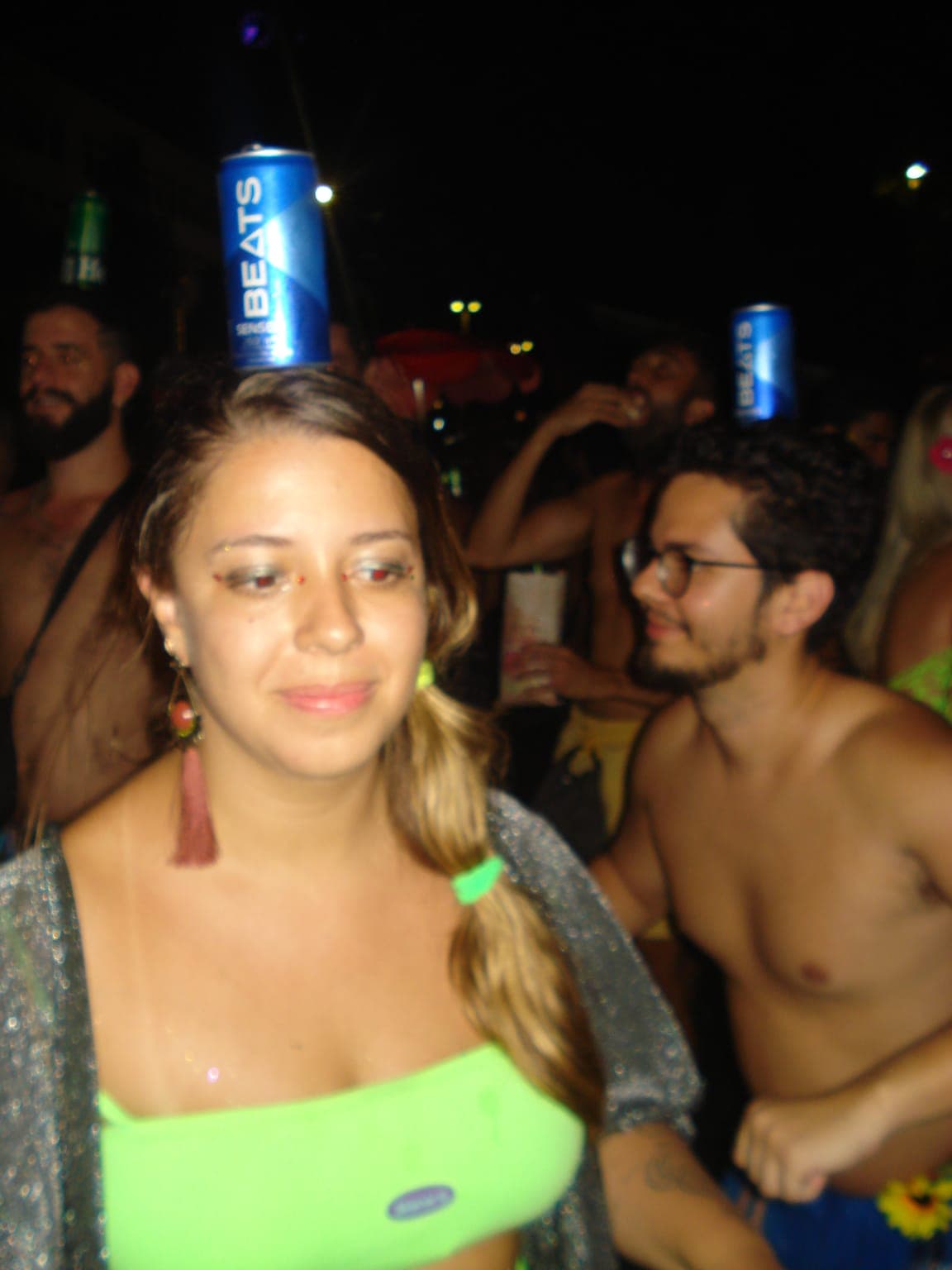 Curso prático de equilíbrio de copo na cabeça com Leticia